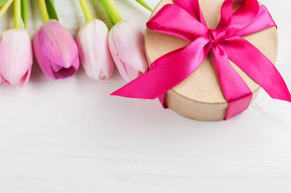 Rojo rosa tulipanes amarillos y caja de regalo con cinta roja —  Fotos de Stock