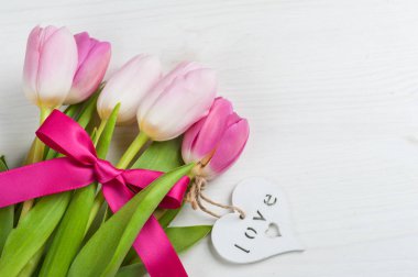 Kırmızı kurdele ile kırmızı Pembe Lale