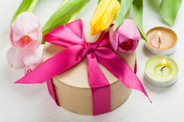 Kırmızı pembe sarı Lale ve kırmızı kurdele ile hediye kutusu