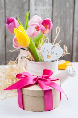 rustik ahşap zemin üzerine pembe sarı laleler