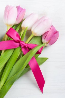 Kırmızı kurdele ile kırmızı Pembe Lale