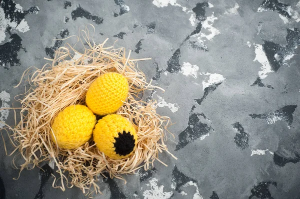 Easter composition with decorative knitted eggs — Stock Photo, Image