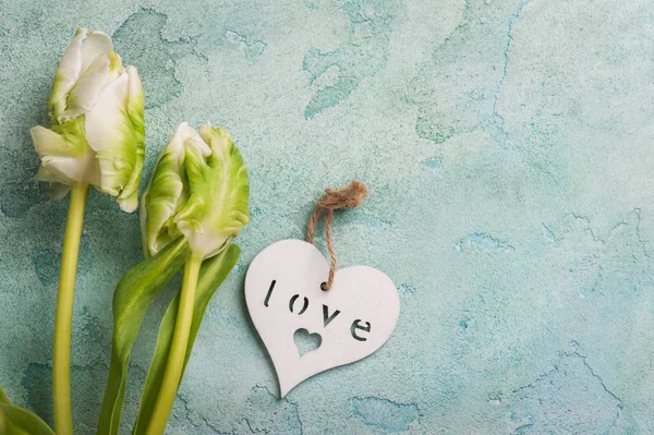 Branco e verde tulipa casal com coração de madeira — Fotografia de Stock