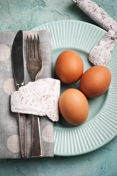 Osterkomposition mit Teller, Eiern — Stockfoto