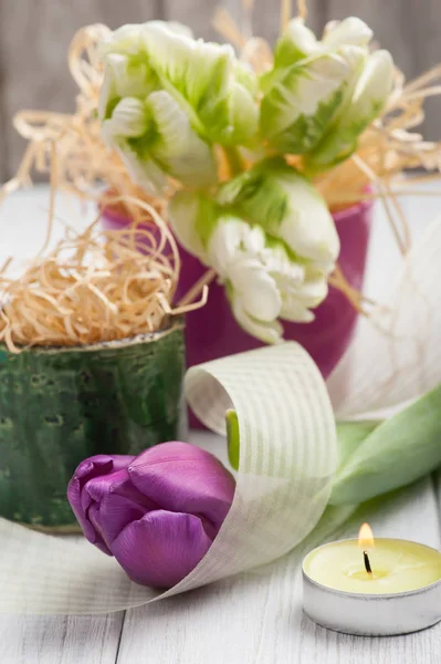 春天餐桌装饰与郁金香和蜡烛 — 图库照片