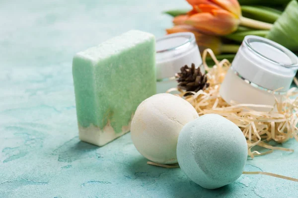 Bomba de baño verde y jabón con productos SPA — Foto de Stock