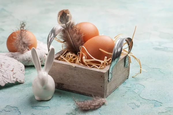 Pasen samenstelling met decoratieve konijn, eieren — Stockfoto