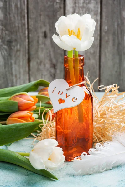 Оранжевые тюльпаны с сердцем — стоковое фото