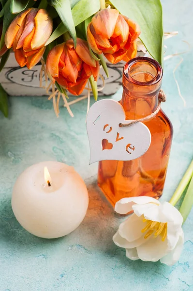 Ahşap sepet ve aydınlatılmış cadle turuncu laleler — Stok fotoğraf