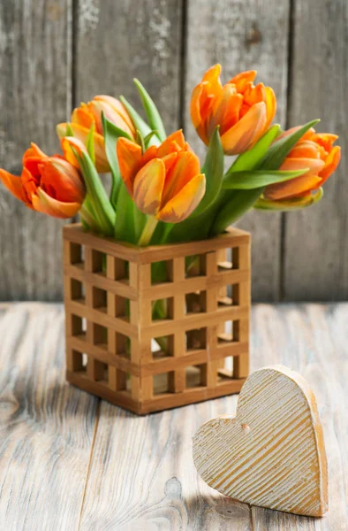 Bukiet tulipanów w kolorze pomarańczowym i serca — Zdjęcie stockowe
