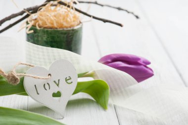 Bahar masa dekorasyonu ile Lale