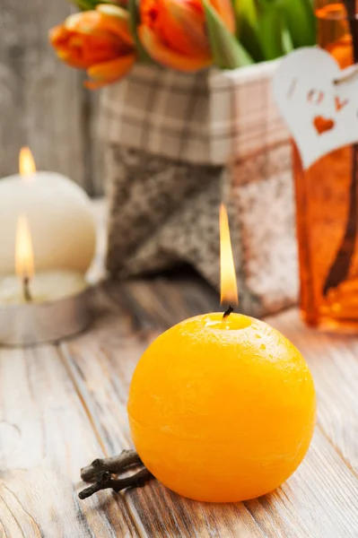 束橙色郁金香，点燃蜡烛 — 图库照片