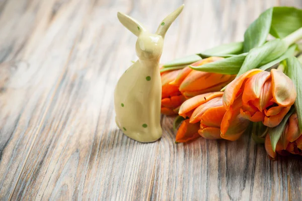 Bouquet of orange tulips and Easter bunny — Stock Photo, Image