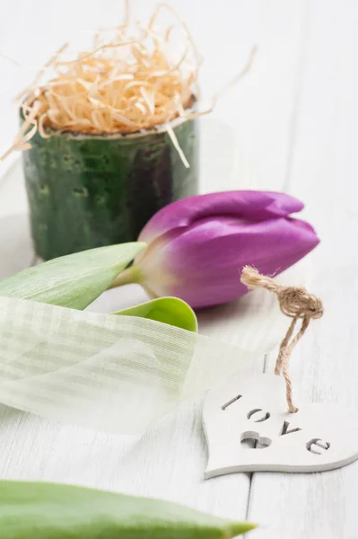 Украска стола на весенний период тюльпаном — стоковое фото