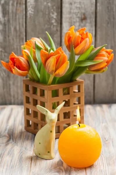 Аромат апельсиновых тюльпанов, зажжённых свечей и пасхальных кроликов — стоковое фото