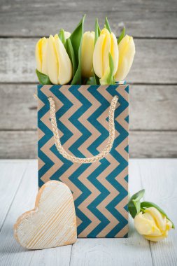 kraft paket içinde Sarı laleler