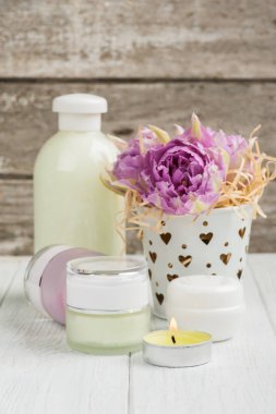 Güzellik ürünleri, kozmetik, mum ve mor laleler yaktı