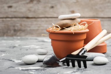 Bahçecilik aletleri ve kil terracotta saksılar 