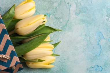 kraft paket içinde Sarı laleler