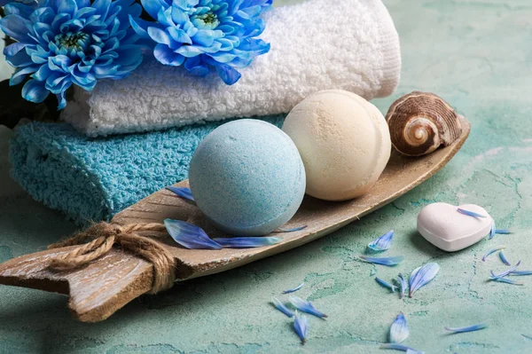 Fleurs bleues et bombes de bain — Photo