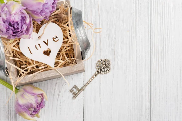 Cuore in legno in confezione regalo vintage con chiave e tulipani viola — Foto Stock