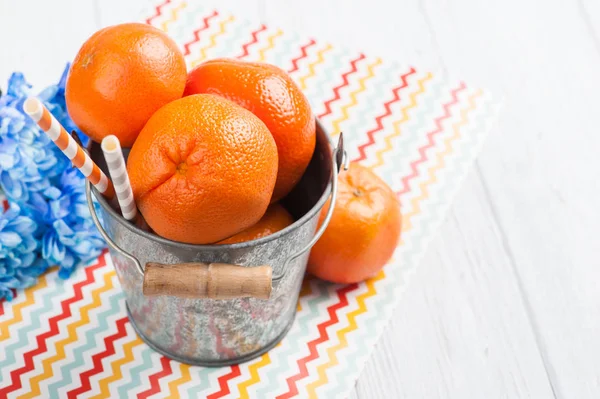 Close up de clementinas frescas em um balde de lata — Fotografia de Stock