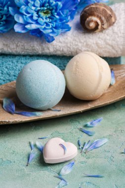 Mavi çiçekler ve banyo bomba