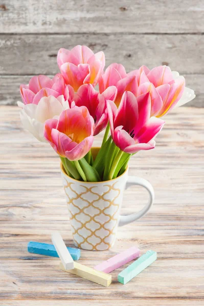 Tulipes blanches et roses et craies de couleur pastel — Photo