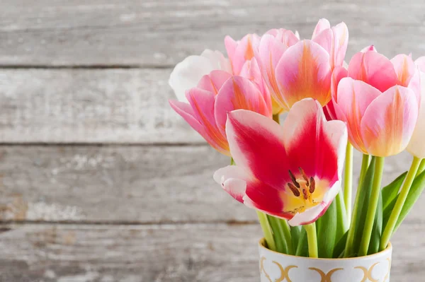 Tulipanes blancos y rosados sobre fondo de madera en mal estado —  Fotos de Stock