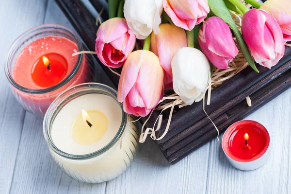 Velas de aroma amarillo y rosa con tulipanes —  Fotos de Stock