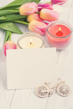 Boş kartı ve yanan mum Pembe Lale buketi