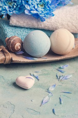 Mavi çiçekler ve banyo bomba