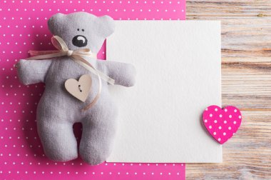 Oyuncak ayı ile pembe arka plan üzerinde boş kartı