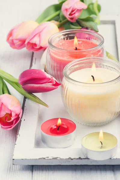 黄色和粉红色的香味蜡烛与郁金香 — 图库照片