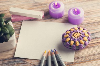 boş kağıt ve renkli kalemler 