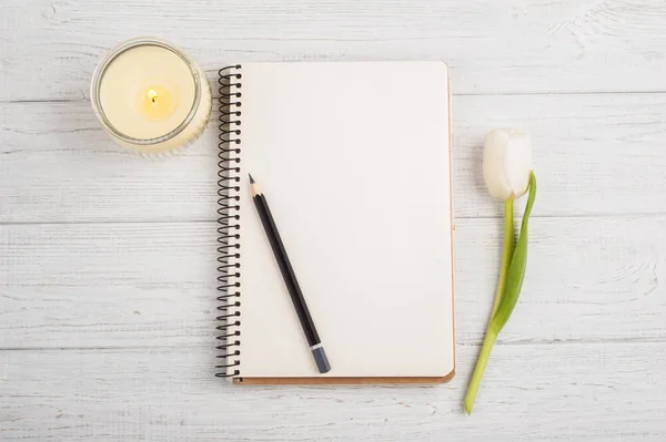 Ανοίξτε το σημειωματάριο, μολύβι, κερί και τουλίπα — Φωτογραφία Αρχείου