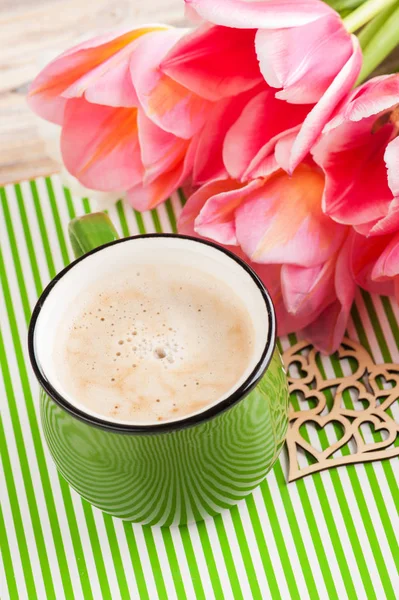 Taza verde de café sobre fondo despojado —  Fotos de Stock