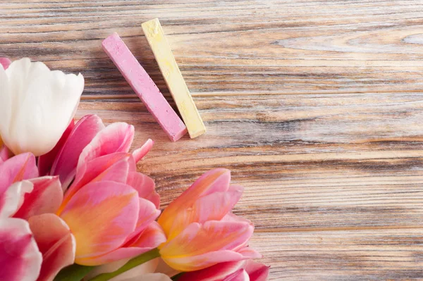 Gessi rosa e gialli con tulipani — Foto Stock