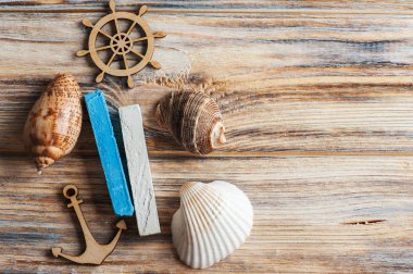 Deniz kabuklarını, ahşap çapa ve direksiyon simidi