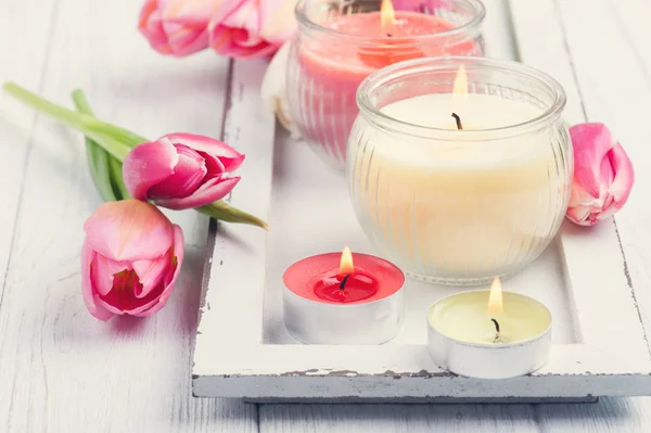 Bougies aromatiques jaunes et roses avec tulipes — Photo