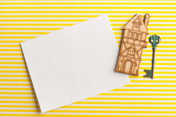 Lege papier notitie, houten huis en sleutel — Stockfoto