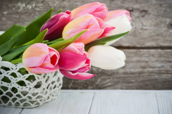 Ramo de tulipanes rosados en cesta de ganchillo —  Fotos de Stock