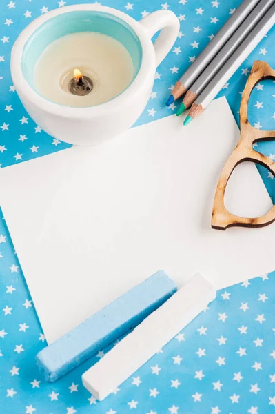 Scrivania da tavolo blu stelle bianche con set di matite colorate — Foto Stock