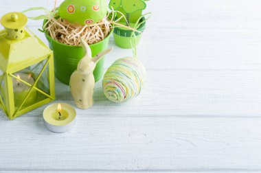 Yeşil mum, oyuncak tavşan, mum ve yumurta