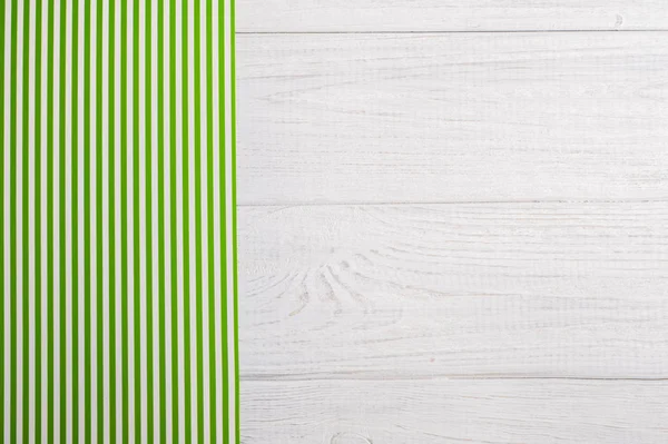 Grön randig duk på träbord — Stockfoto