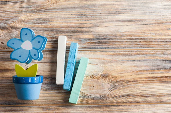 Fiore di legno blu e gesso da disegno — Foto Stock