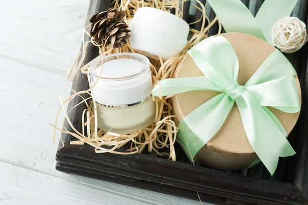 Produits de beauté, cadeau avec ruban vert — Photo