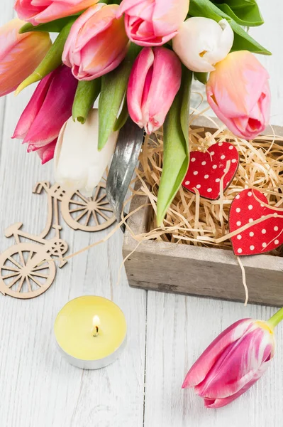 Ramo de tulipanes rosados con tarjeta en blanco —  Fotos de Stock