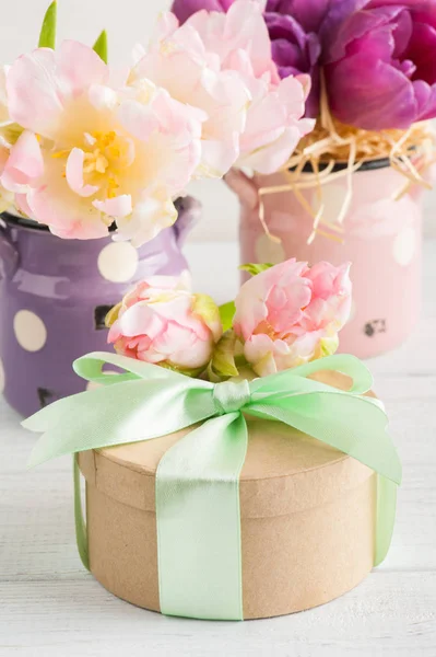 Tulipes violettes roses et coffret cadeau avec ruban vert — Photo