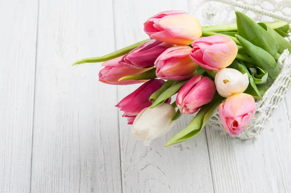Bukiet z różowe tulipany w koszyku crochet — Zdjęcie stockowe